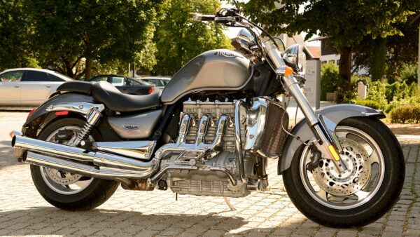機車貸款分期表:如何計算手續費和利息? 5 triumph rocket 840995 960 720