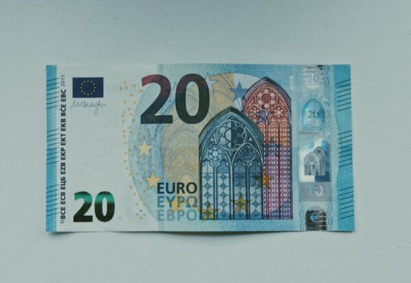 photo 1609152490680 74583ad665b3