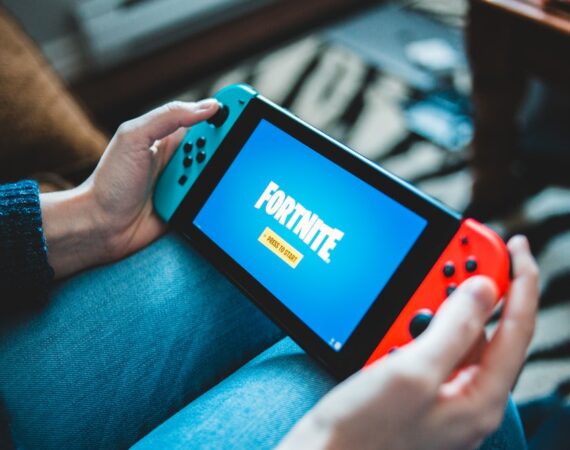 photo 1615680022648 2db11101c73a