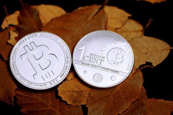 photo 1624609212162 13de6e558237