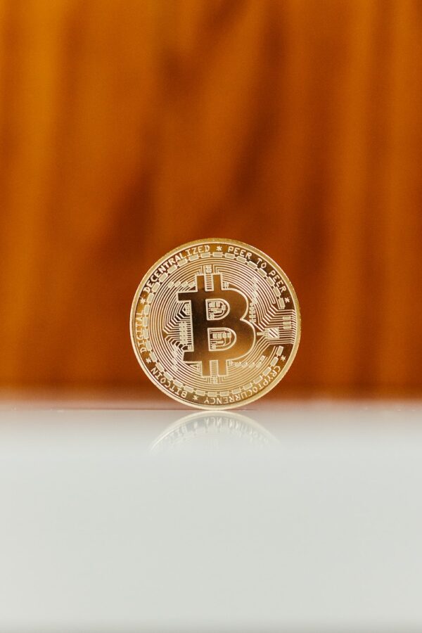 photo 1671550877242 316748acb3da