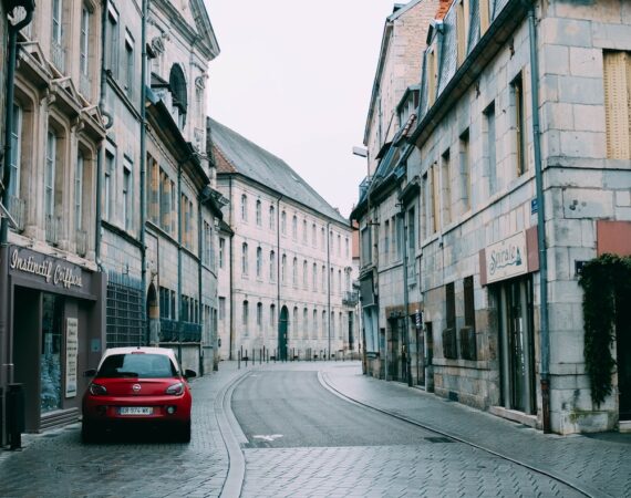 photo 1546780480 7baa24896a6f