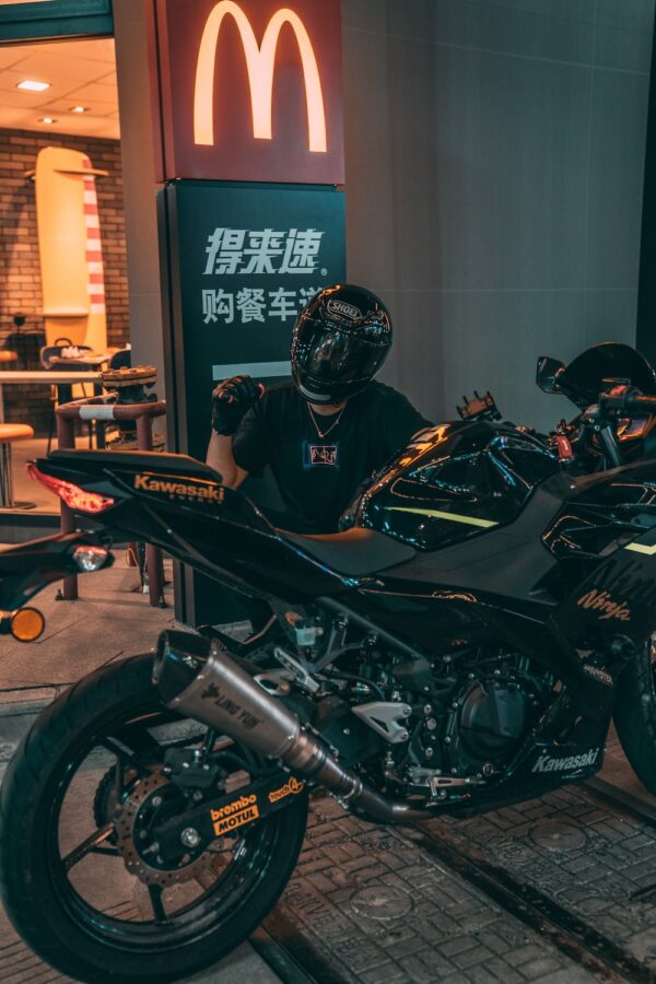 photo 1595471286688 ff68226810db