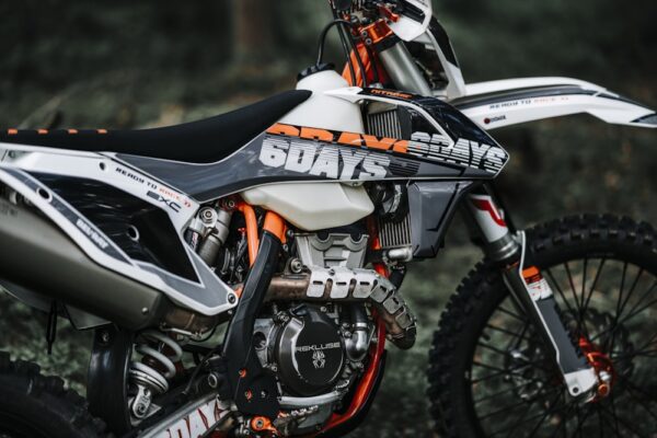 photo 1597479504497 652f45de2612