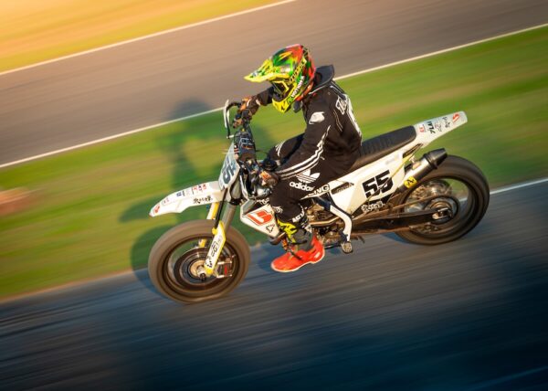 photo 1609927037324 8d73d151b349