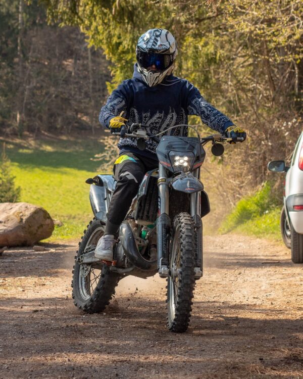 photo 1618990929884 264ff2667184