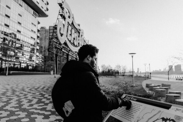 photo 1548351693 ea17540afbb2