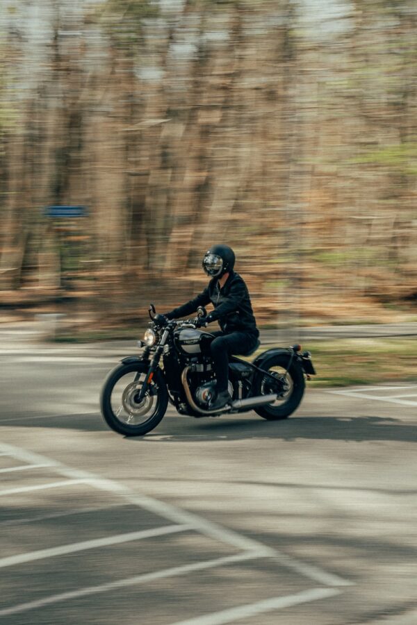 photo 1588085760073 f976fce5e775