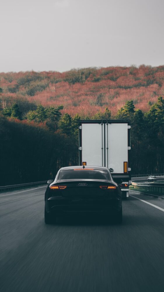 photo 1588333236530 6142d06b632d