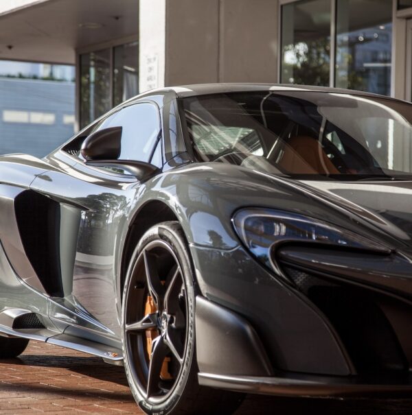 photo 1578545565737 22fb1162448f