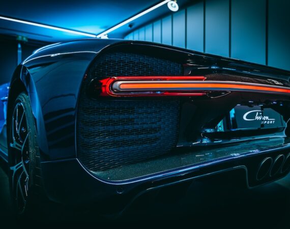 photo 1599844519453 5787a9c9d8a2