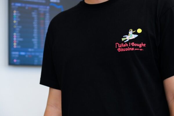 photo 1653634223765 3efdf256de70