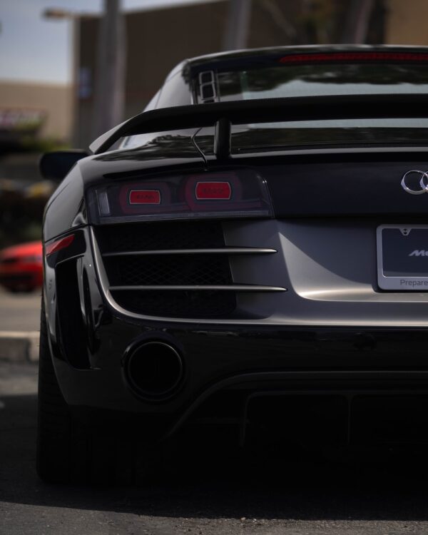 photo 1588899357209 77618d2b1ad1