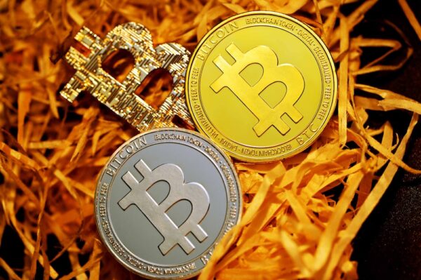 photo 1624323872681 4b8795954f7b